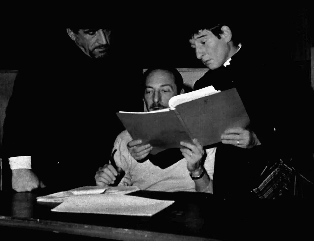 Vittorio Cottafavi with Arnoldo Foà and Renato Rascel on the set of *I racconti di Padre Brown* (1970).