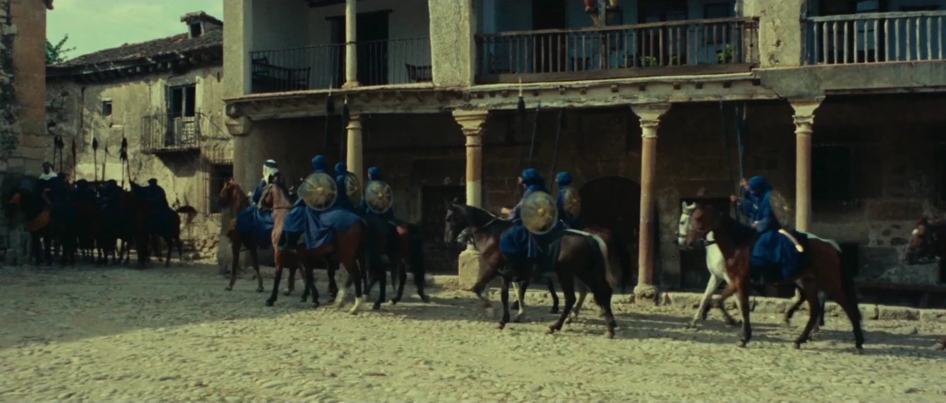 First of a series of shots of Arab troops entering the square. No more spatial reference to the Spaniards. As soon as the other Arab captain (wearing a white hood) appears at the left side of the frame, it cuts to the next shot.